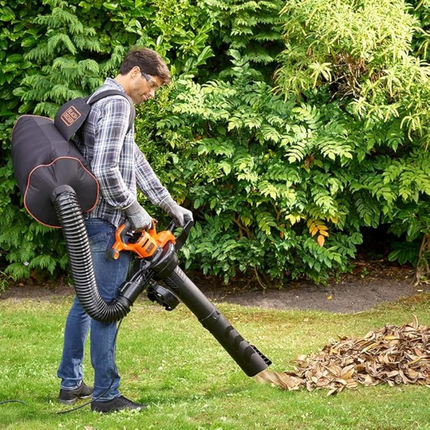BLACK+DECKER BEBLV300-GB 3000W 3-in-1 Compact Blower, Garden Vacuum & Shredder with Backpack, 72L Collection Capacity, Blowing Speed 404 km/h, Refer to Installation Video for Setup